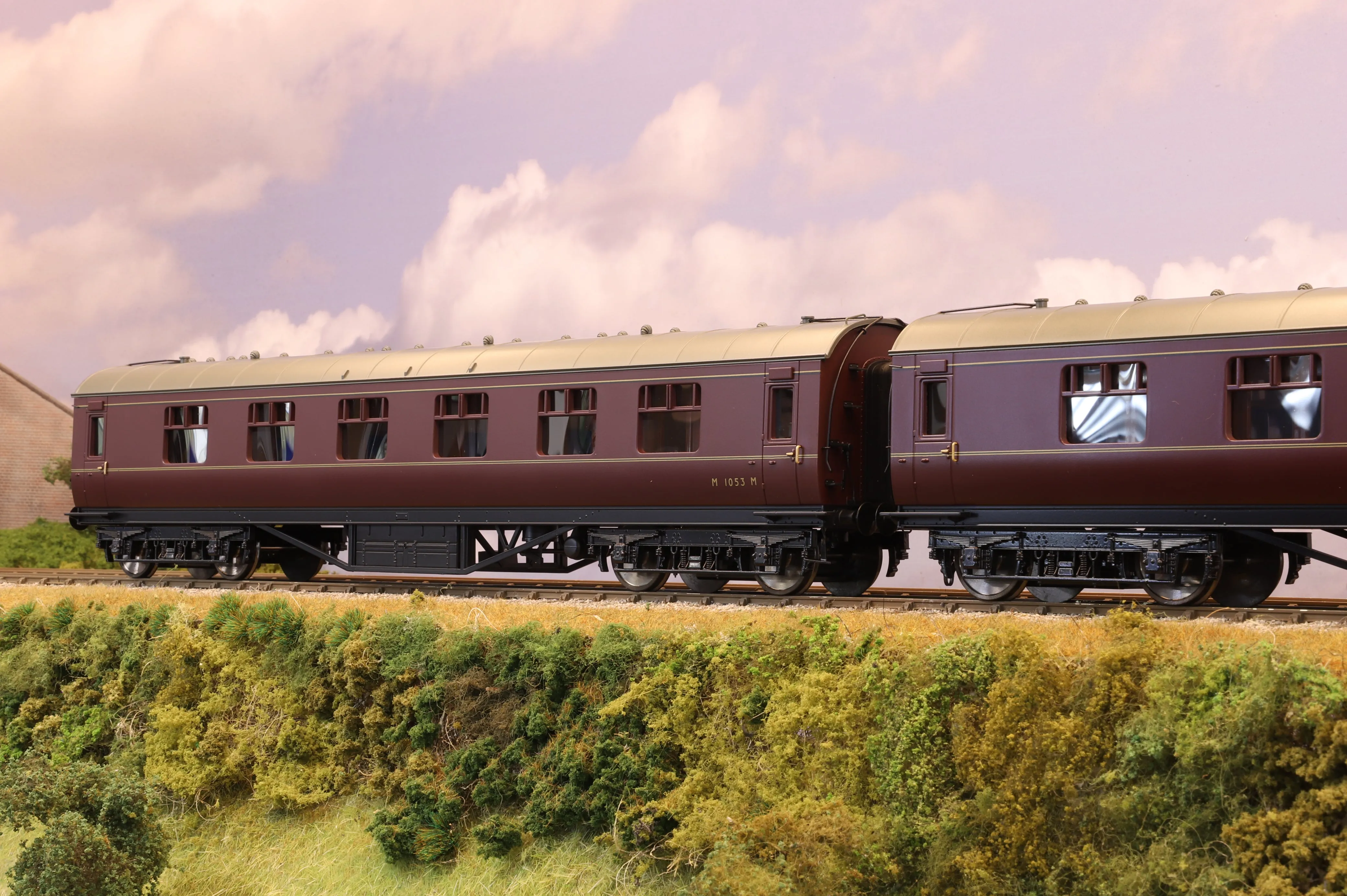 MTH Finescale O Gauge Pair of LMS Stanier coaches in BR maroon, MTH 22-60051A/B