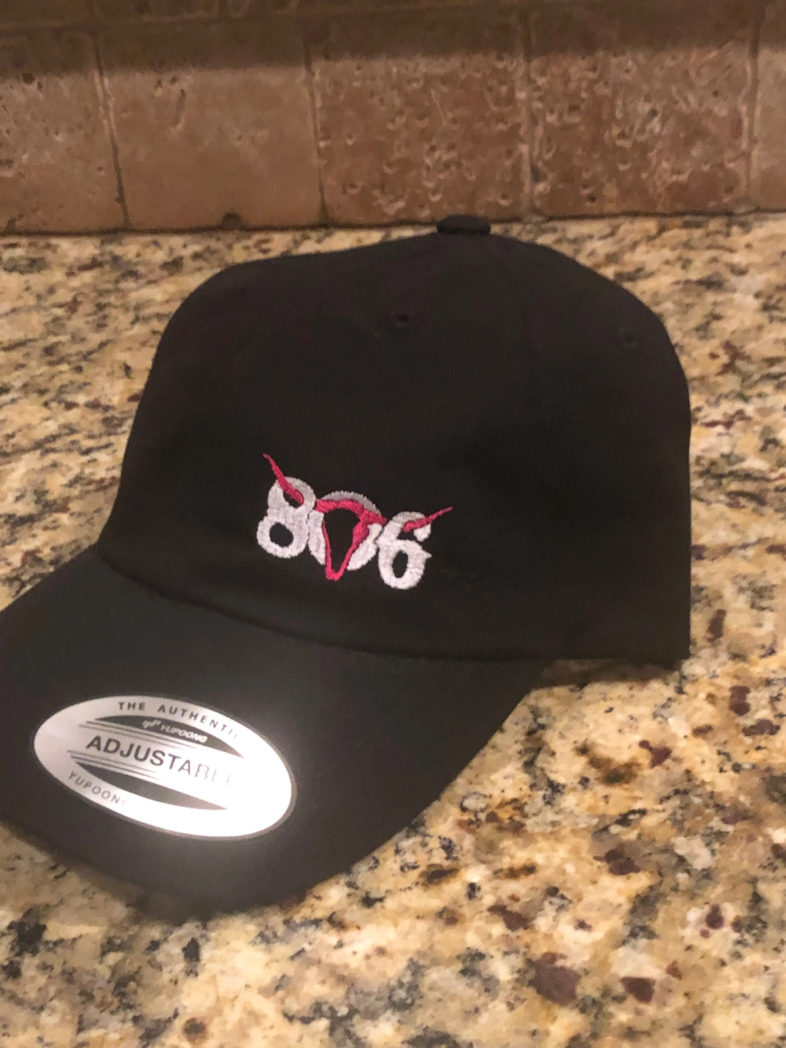 Womens 806 Hat  (White 806 Hot Pink Skull)